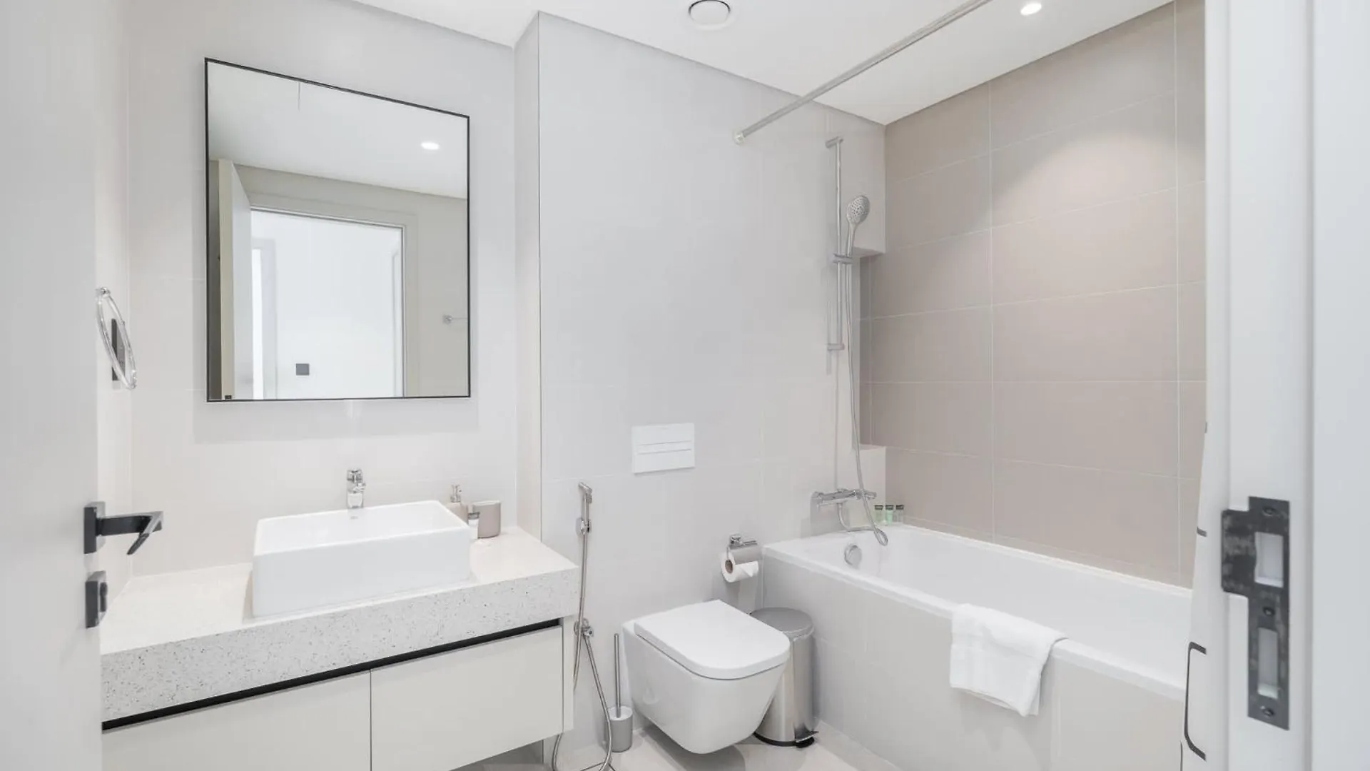 1 Bedroom In Marina Vista With Gorgeous Palm Views Dubai Apartment